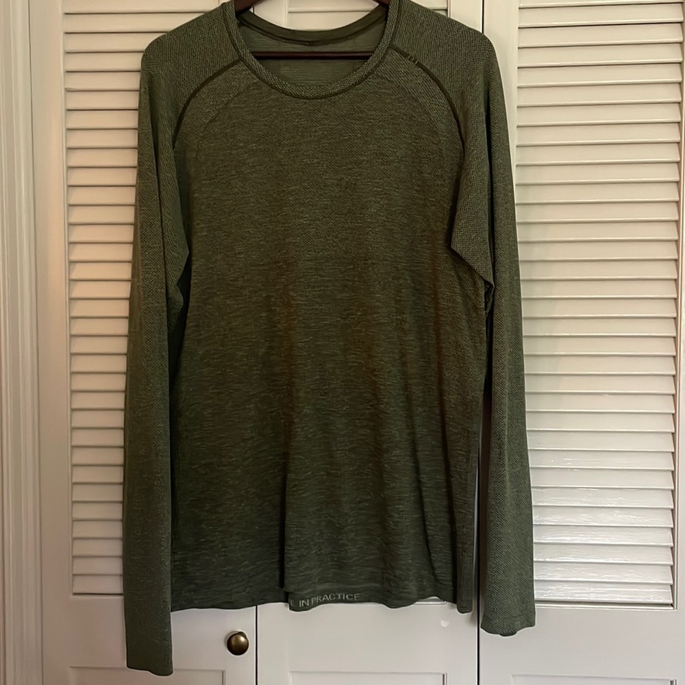 Men’s Lululemon workout shirt